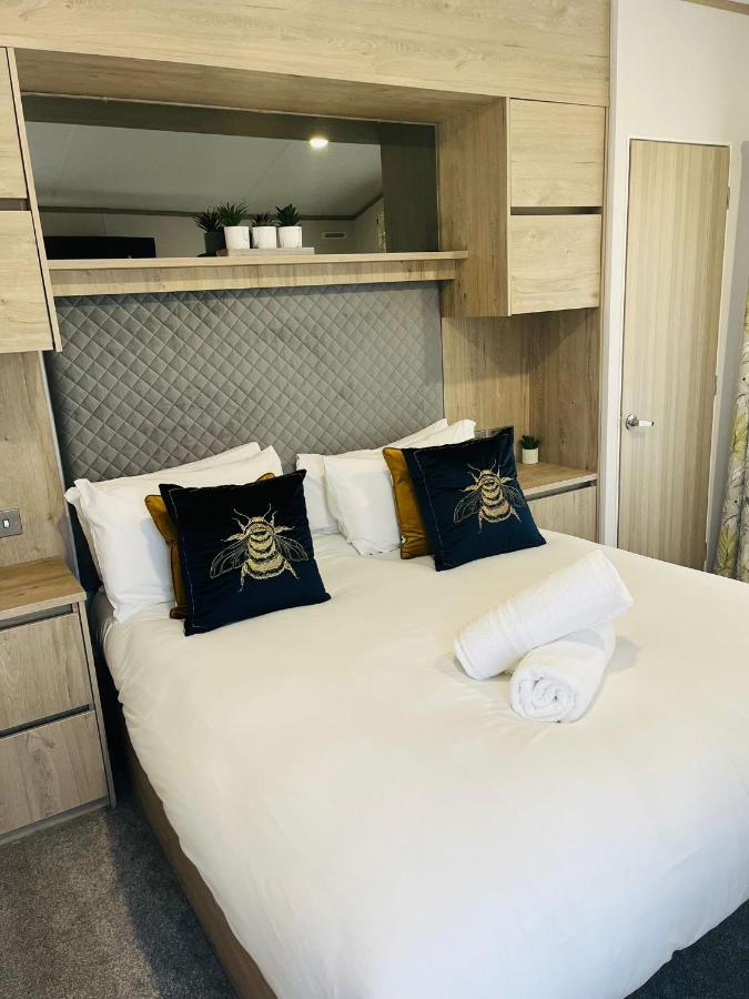 Honey Bee Lodge With Hot Tub Йорк Экстерьер фото