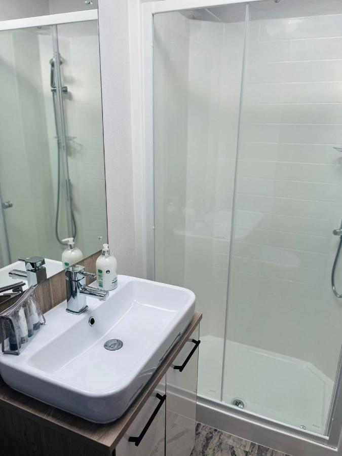Honey Bee Lodge With Hot Tub Йорк Экстерьер фото