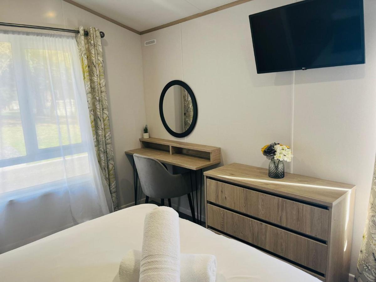 Honey Bee Lodge With Hot Tub Йорк Экстерьер фото