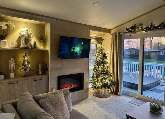 Honey Bee Lodge With Hot Tub Йорк Экстерьер фото