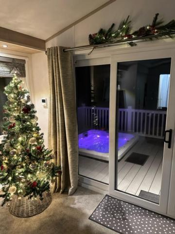 Honey Bee Lodge With Hot Tub Йорк Экстерьер фото